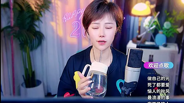 cherry-fa élő XXX-chatje