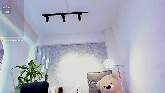 lily_cash1's Webcam Show