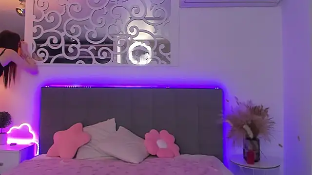 LuisaClover live XXX chat