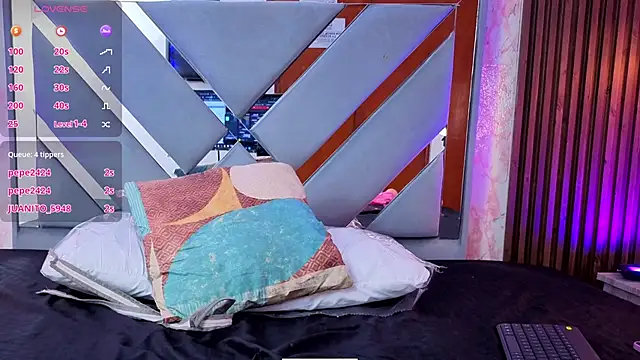 LittleeSara18's Live XXX Chat