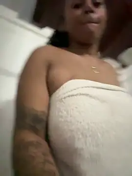 Chat +18 de YariRose ao vivo