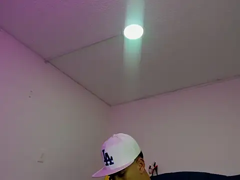 Ailanys_Miller Pertunjukan Webcam