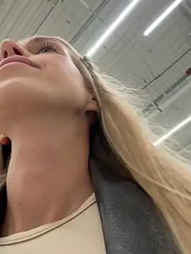 kira_mia élő XXX-chatje