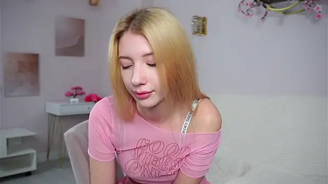 SunnivaCovil Live XXX Chat