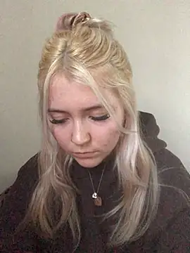 Blondie_Sofia_Essexbabe Adlı Modelin Canlı XXX Sohbeti