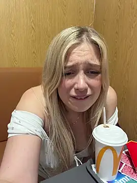 CherryAuroraa – Kamerová šou