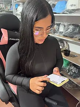 Chat +18 de GiaDuque ao vivo