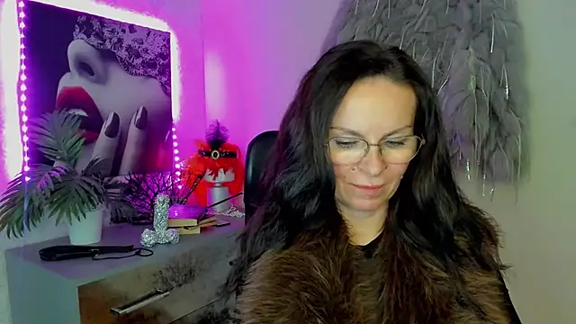 Chatroom XXX en direct de HelenLuxx