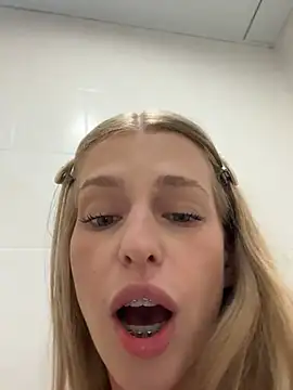 Chat XXX en directo de kira_mia