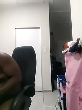 Bra-G: διαδικτυακό σόου στην κάμερα