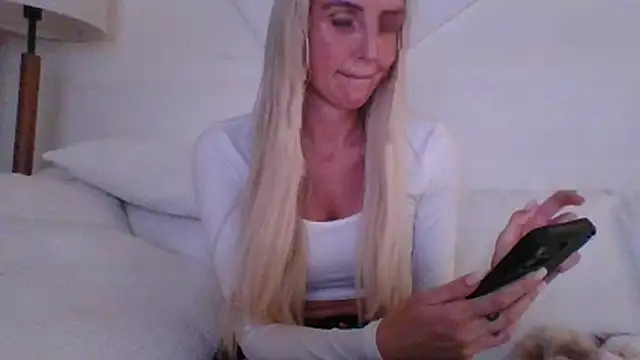 kinkykara25's Webcam Show