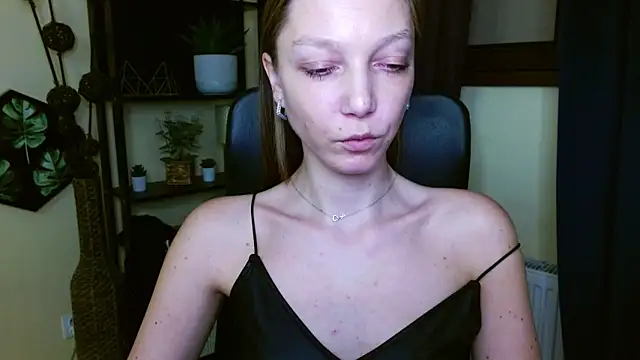 XXX chat uživo modela EmillyPlay