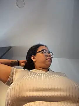 XMara Adlı Modelin Canlı XXX Sohbeti