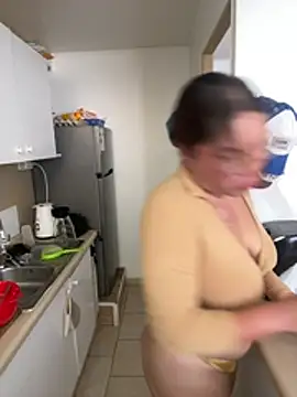 WHITEWOMEN_2: διαδικτυακό σόου στην κάμερα