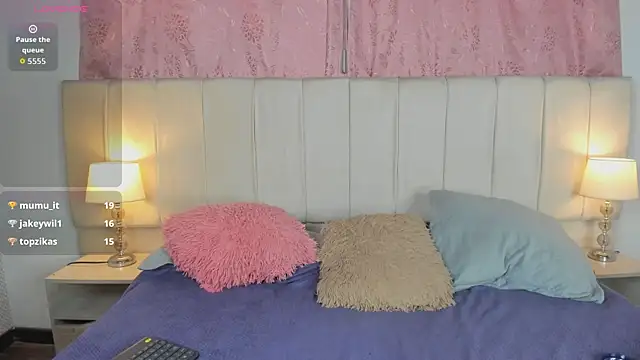 mia__gv élő XXX-chatje