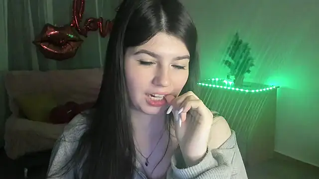 KisaModel Adlı Modelin Canlı XXX Sohbeti