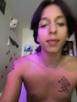 DannyPhantom555 Adlı Modelin Canlı XXX Sohbeti