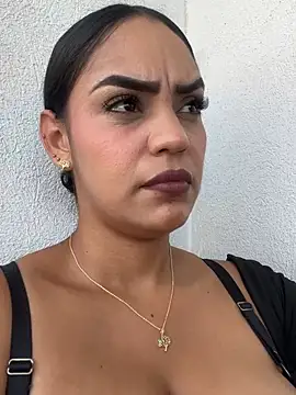 Sara-77 Adlı Modelin Canlı XXX Sohbeti