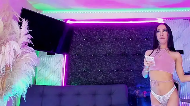 Queens_Wonders_Blondersn Webbikameraesitys