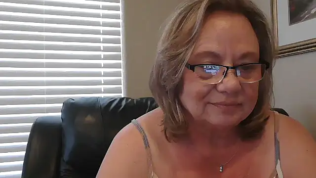 BustyAnnie 现场XXX聊天