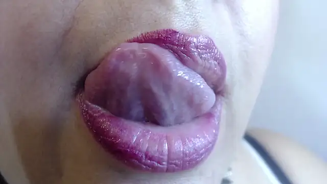 Chat +18 de Kerly_Doll ao vivo