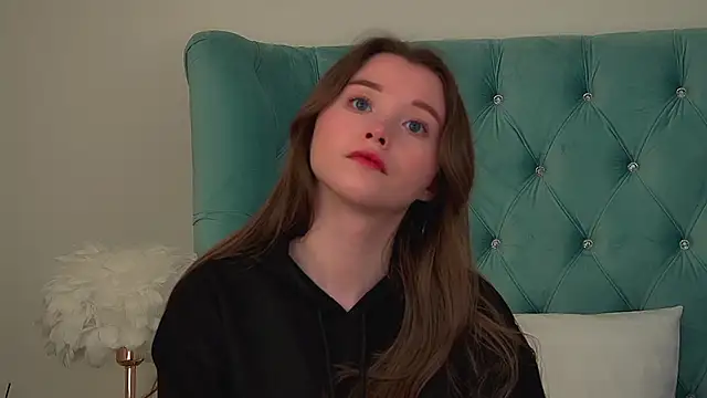 KeiraAsti Show in webcam