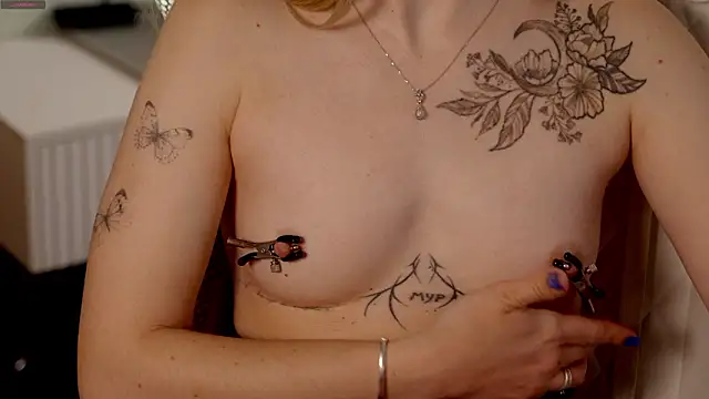 ho1yho1e's Live XXX Chat