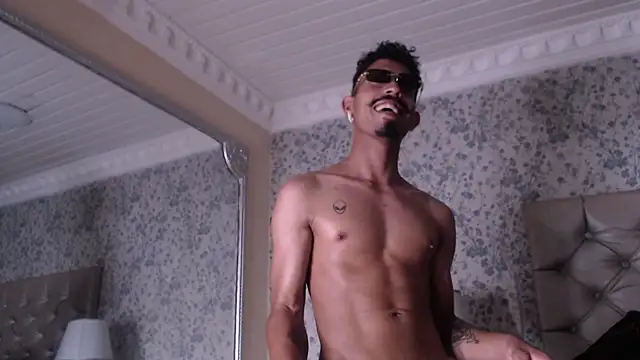 NoaahTylor Show in webcam