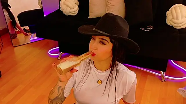 EmmyEvans1's Live XXX Chat