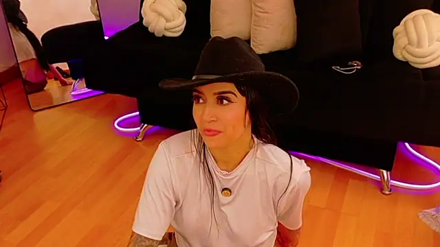 EmmyEvans1's Live XXX Chat