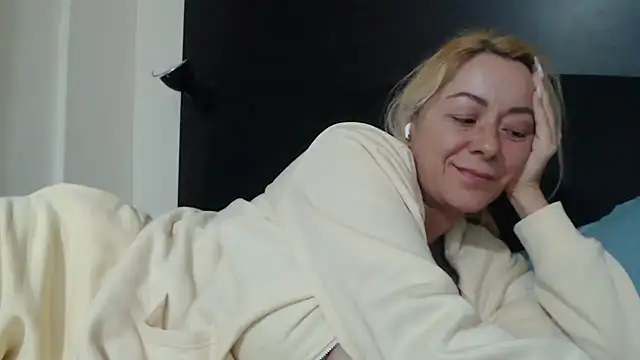 Chatroom XXX en direct de _karolynesyera_