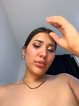 Chatroom XXX en direct de IsabellaJoness_