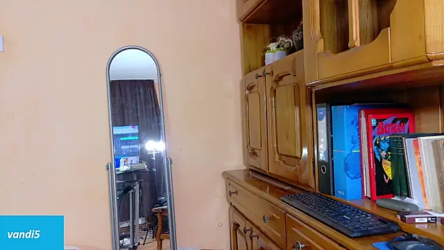 VandiFive live XXX chat