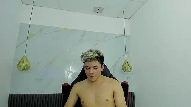 Chatroom XXX en direct de AndyFame1