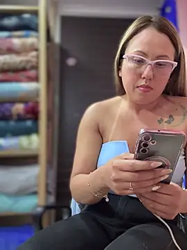 VIOLETA-25_ élő XXX-chatje