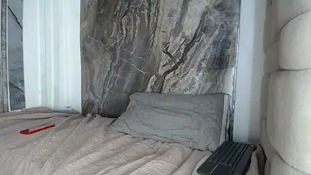 Pertunjukan Kamera Web Dante_Golden