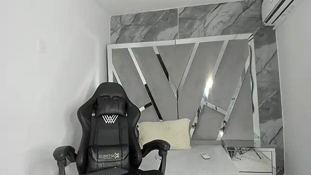 Chat +18 de Angell_petite01 ao vivo