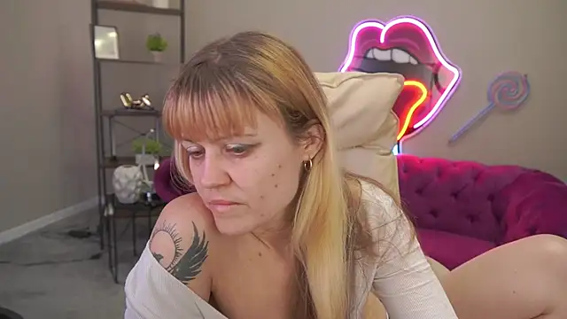 Show modela BellaLaPetit na web-kameri