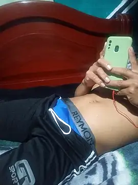 yisusalejo: διαδικτυακό σόου στην κάμερα