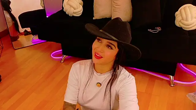 EmmyEvans1's Live XXX Chat