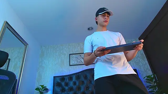 Lander_Cruz Show in webcam