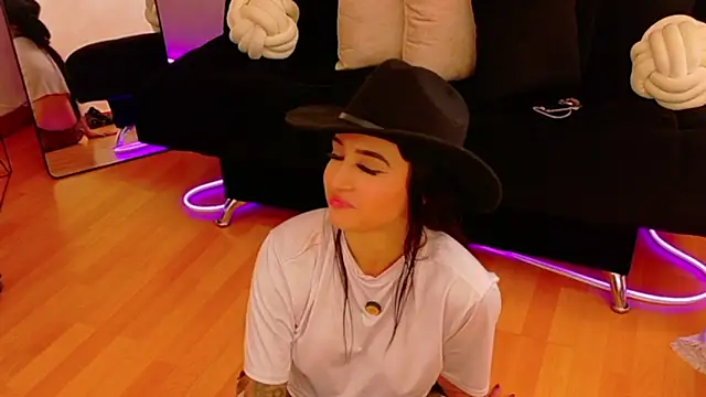 EmmyEvans1のライブXXXチャット