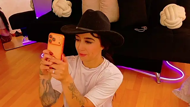 EmmyEvans1's Live XXX Chat