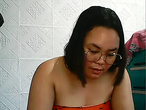 CreamyPussy4uxx webkamerás műsora