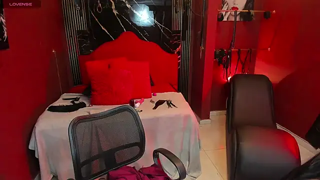 Nayla-Mouna's Live Chat Room