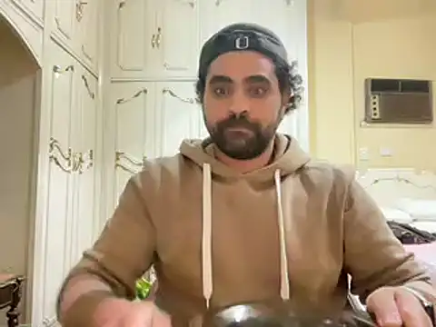 RoyalPharaoh: διαδικτυακό σόου στην κάμερα