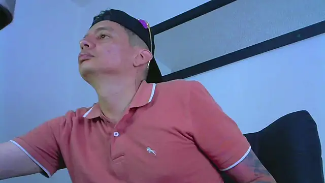 Thommas8an Live XXX chat