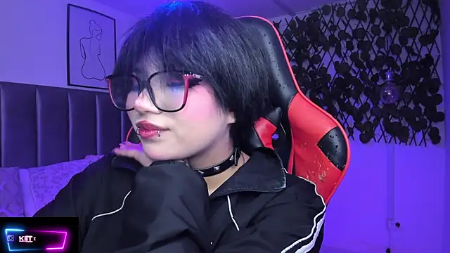 Kitty_Gang Adlı Modelin Canlı XXX Sohbeti