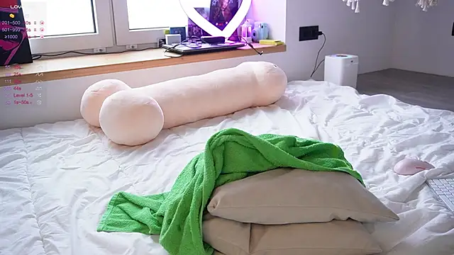 XXX chat uživo modela EmelyBenz