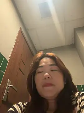 Emily_9xx Show in webcam